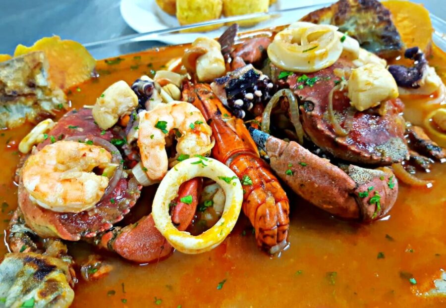 Parihuela: sopa de peixe e frutos do mar