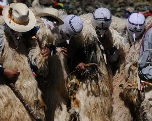 Danzantes de Capac Colla durante la festividad del Señor de Qoyllur Rit’i en Perú