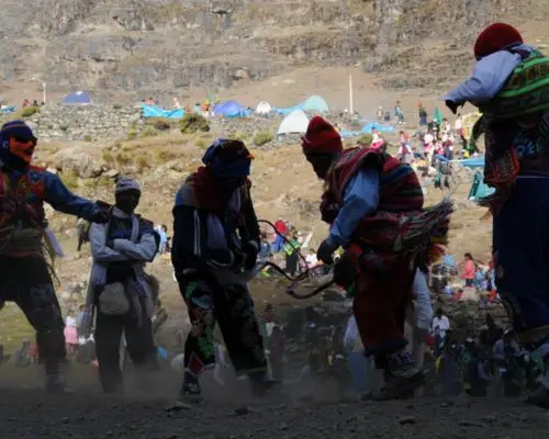 Danzantes realizando el ritual Yawar Mayu durante la festividad del Qoyllur Rit’i en Perú