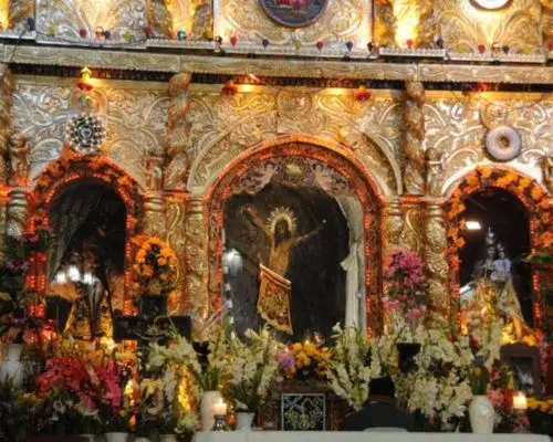 Santuario del Señor de Qoyllur Rit’i decorado durante la festividad religiosa en Perú