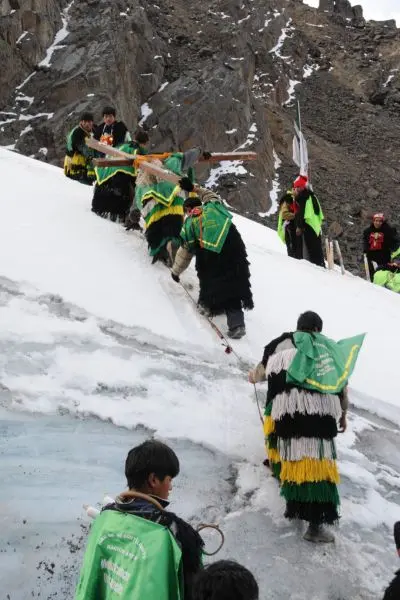 Ukukus durante la peregrinación hacia el nevado Qoyllur Rit’i en Perú