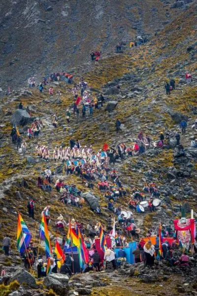 Peregrinos durante el ascenso de las 8 naciones al Señor de Qoyllur Rit’i en Perú