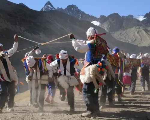 Danzantes de Capac Colla durante la festividad del Señor de Qoyllur Rit’i en Cusco, Perú