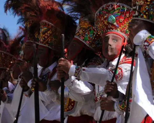 Danza Chunchachas durante la festividad del Señor de Qoyllur Rit’i en Cusco, Perú