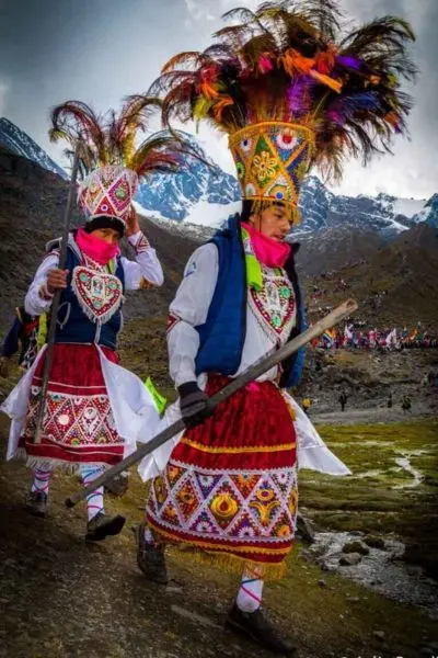 Danzantes de Chunchachas durante una danza tradicional del Cusco en Perú