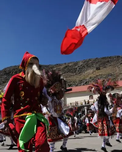 Danzantes tradicionales durante la festividad del Señor de Qoyllur Rit’i en Perú