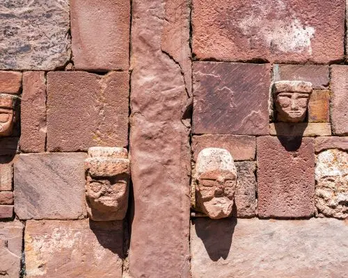 Esculturas de piedra y muros arqueológicos de la cultura Tiwanaku cerca del Lago Titicaca