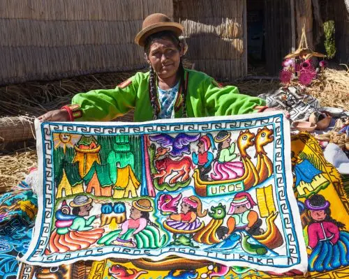 Artesana local mostrando textiles tradicionales en el Lago Titicaca, Puno
