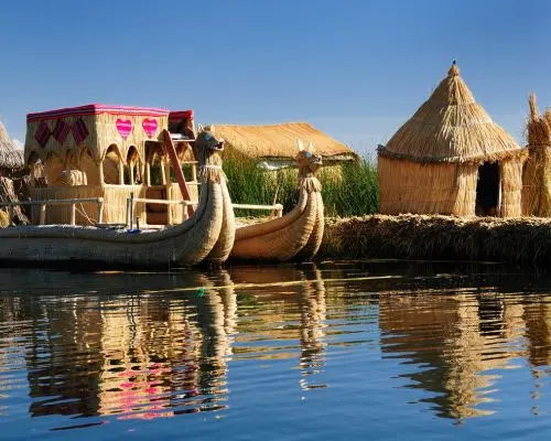 Islas flotantes de los Uros construidas con totora en el Lago Titicaca, Puno