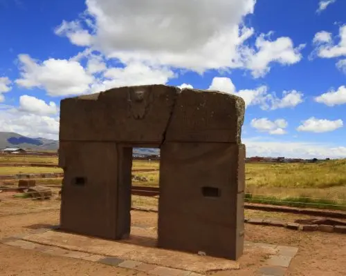 Puerta del Sol de Tiwanaku en el Altiplano andino de Bolivia