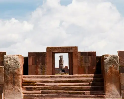 Puerta del Sol de Tiwanaku en Bolivia, antiguo monumento arqueológico de la cultura Tiahuanaco