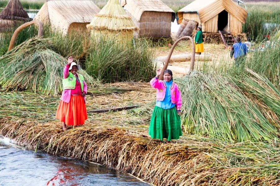 isla de los uros 900x600 - Lake Titicaca - Peru's largest and most mysterious lake