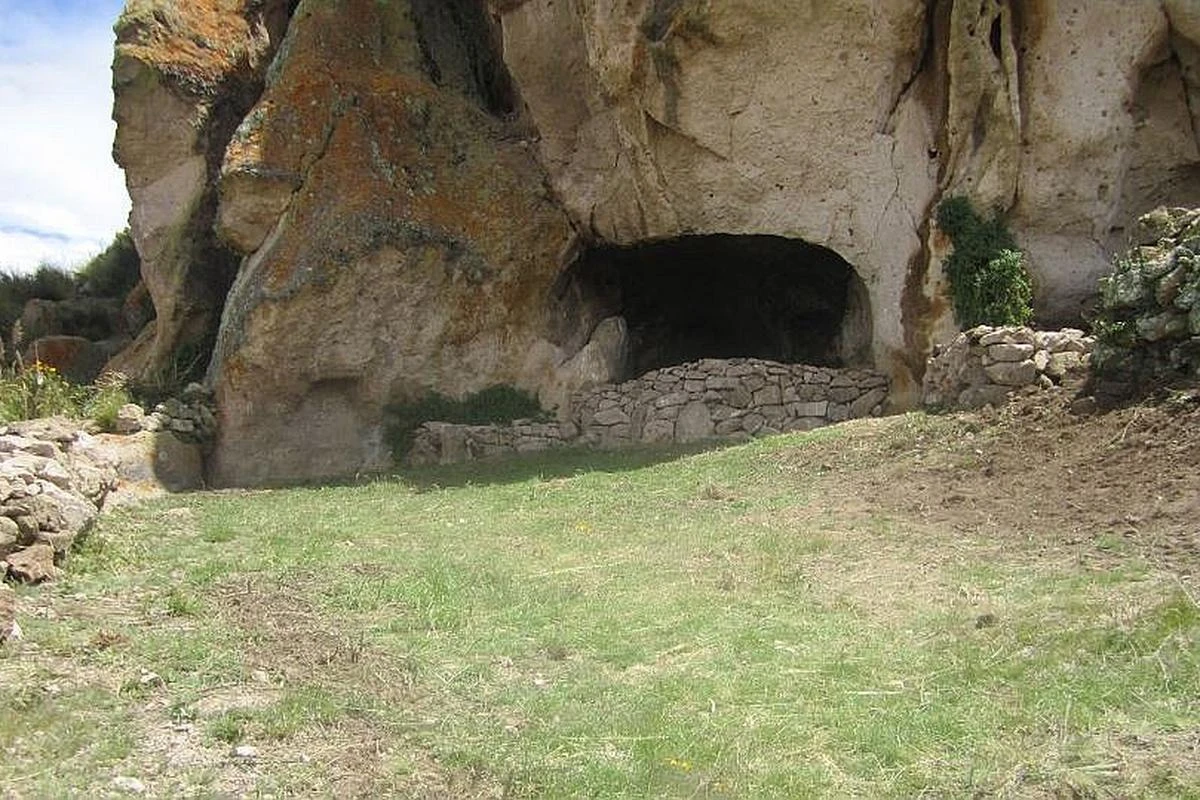 Cueva De Los Toros En Lampa