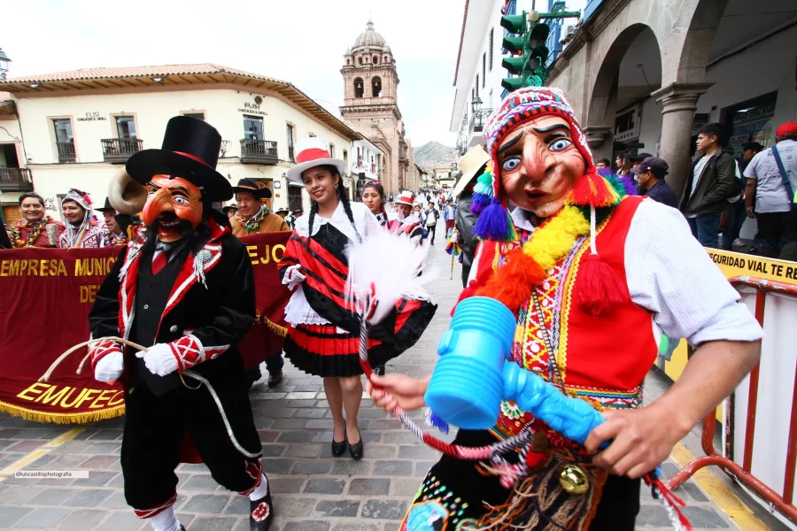 Carnavales Cusco 900x600 - How are carnivals celebrated in Peru?
