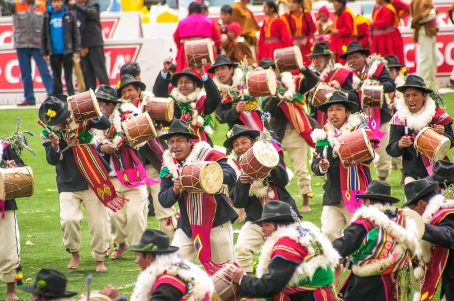Carnavales en Puno 900x598 - How are carnivals celebrated in Peru?