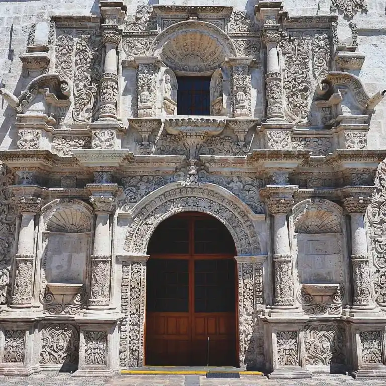 Fachada de los Claustros de la Compañía de Jesús de Arequipa