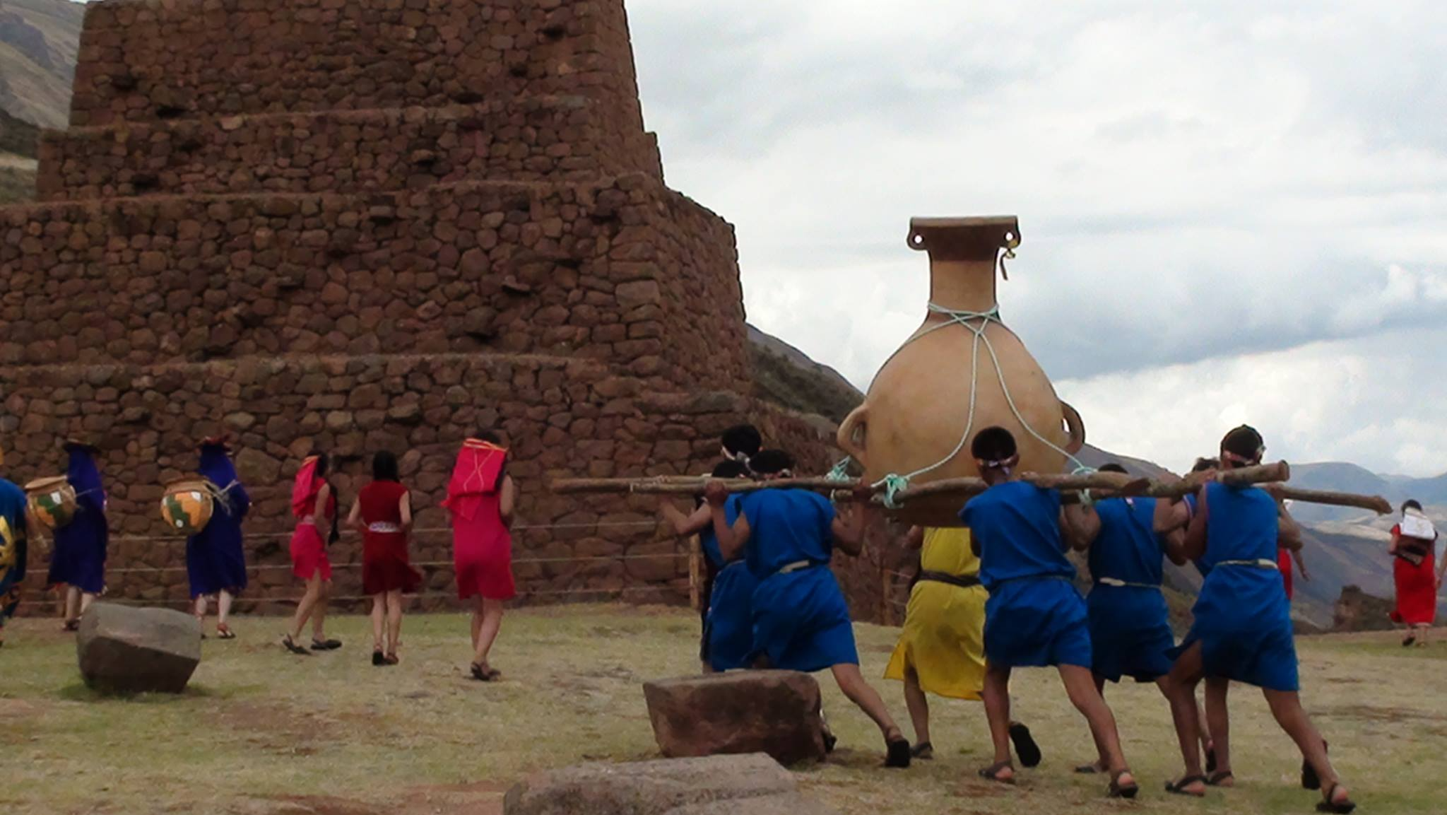 Escenificacion De La Leyenda De Sumaq T´ika Y Pikillaqta en Cusco