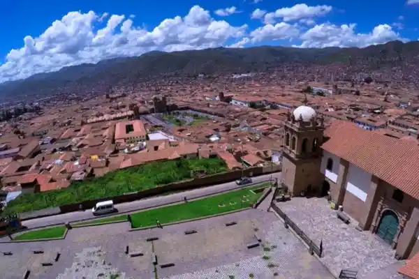 Vista panorámica de la ciudad de Cusco desde el Mirador de San Cristóbal con paisaje urbano y montañas