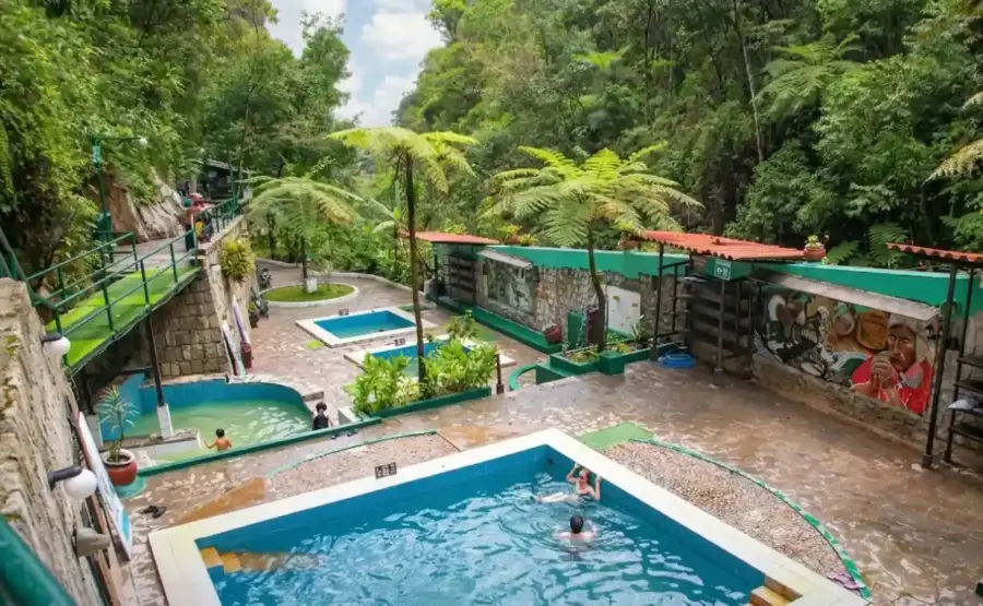 Bains thermaux d'Aguas Calientes au village de Machu Picchu, Pérou.