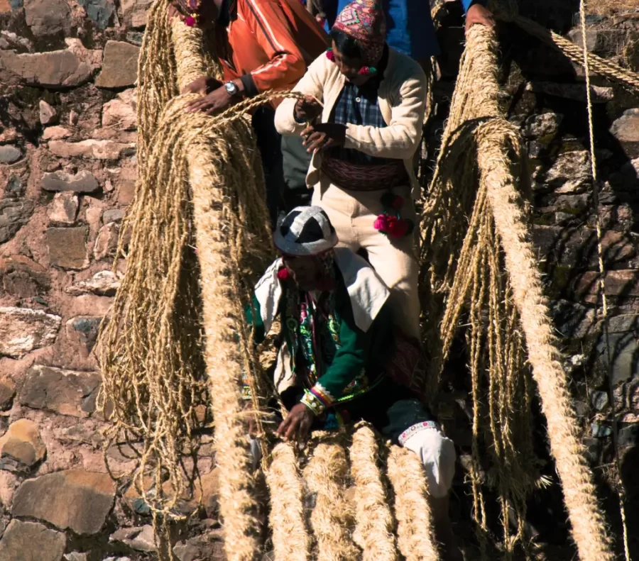 Weaving Puente Inca