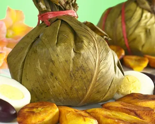 Juane amazónico envuelto en hoja de bijao, plato típico de la selva peruana