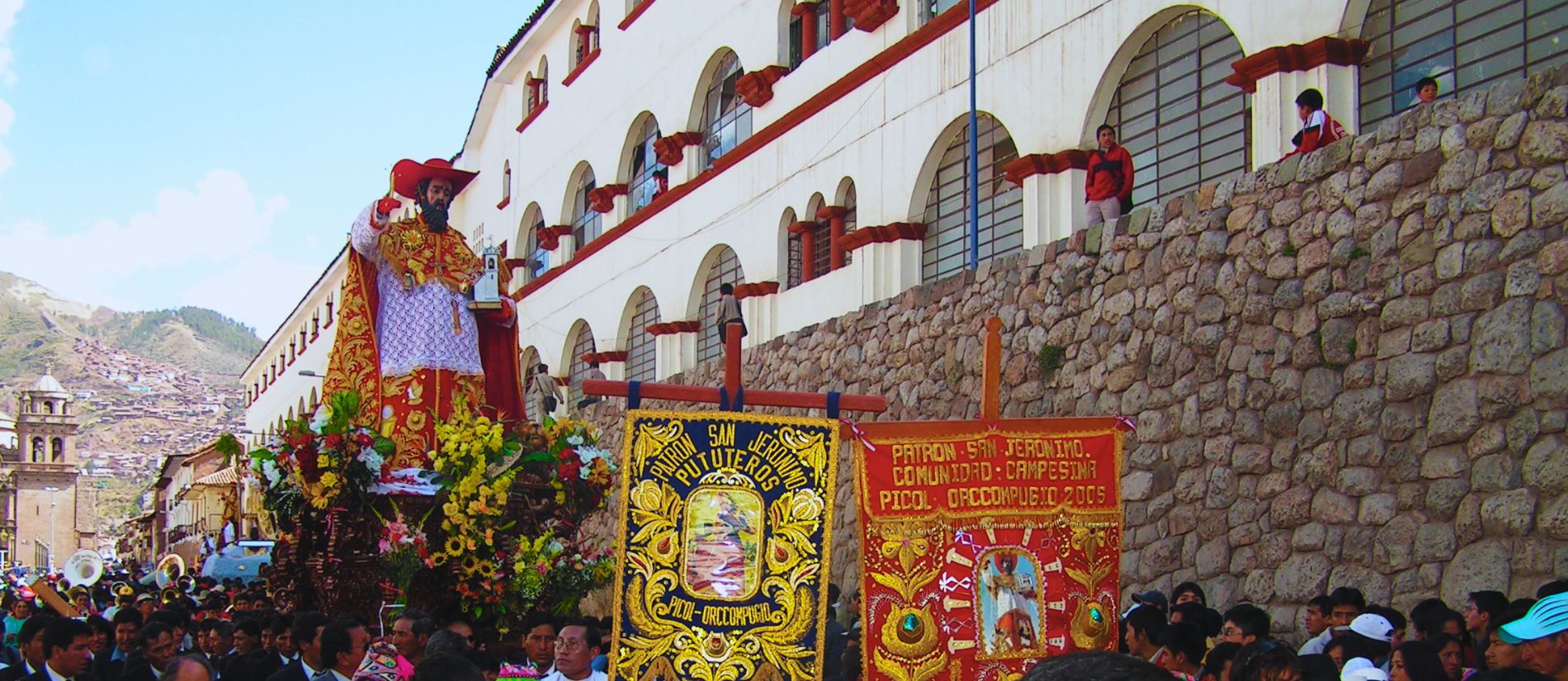Procesión del Corpus Christi en el centro histórico de Cusco