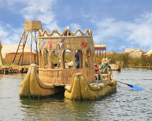 Barca di totora utilizzata per il turismo sul lago Titicaca in Perù