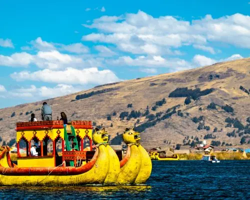 Barca turistica di totora navigando sul lago Titicaca in Perù
