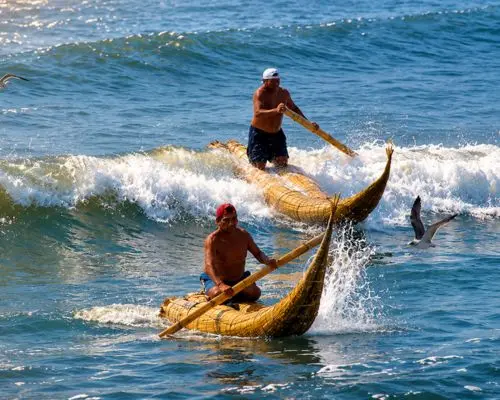 Pescatori peruviani navigando su Caballitos di Totora lungo la costa del Perù