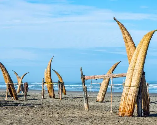 Caballitos di totora ancorati sulla costa del Perù