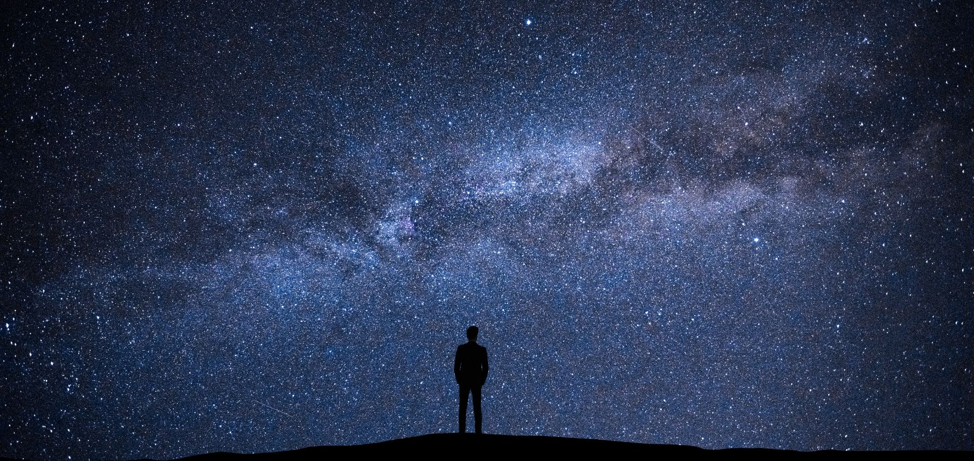 Observación del cielo nocturno durante una experiencia de astroturismo en los Andes del Perú