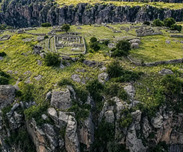 Vista del Centro Arqueológico de Taqrachullo sobre una zona elevada con vegetación y entorno andino