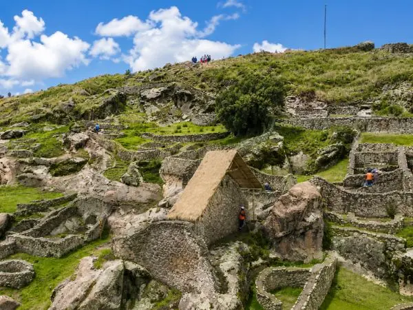 Trabajos de restauración en el sitio arqueológico de T’aqrachullo en Cusco