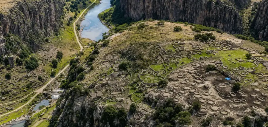 Vista aérea del Centro Arqueológico de T’aqrachullo y su paisaje natural