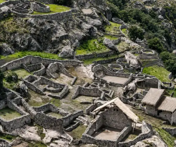 Vista aérea del Centro Arqueológico de Taqrachullo con estructuras de piedra y entorno andino
