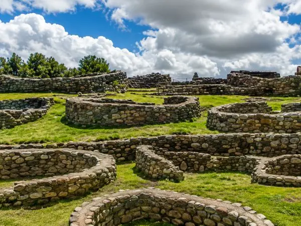Restos arqueológicos de T’aqrachullo en la región de Cusco, Perú