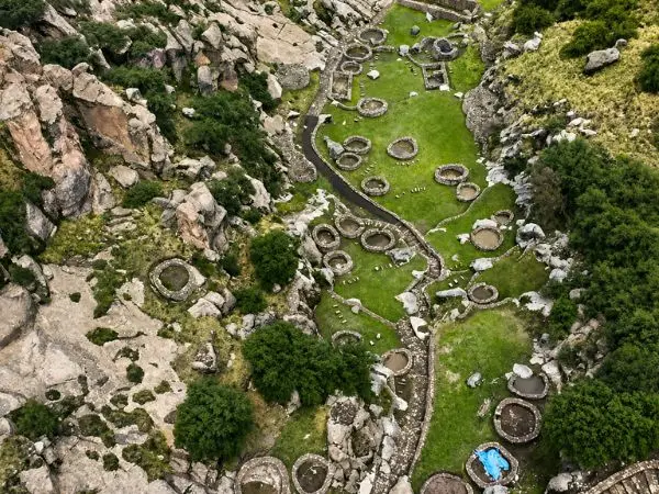 Vista aérea de las ruinas arqueológicas de T’aqrachullo en Cusco, Perú