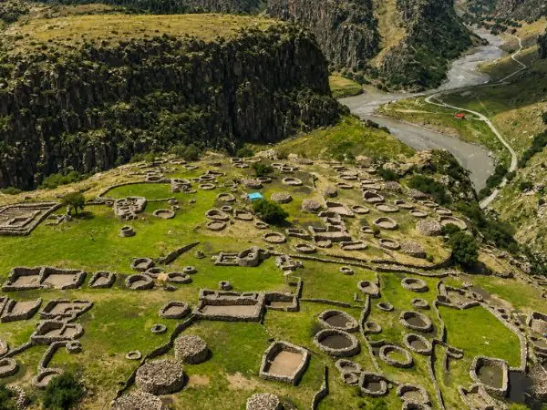 Vista del cañón del río Apurímac desde el sitio arqueológico de T’aqrachullo