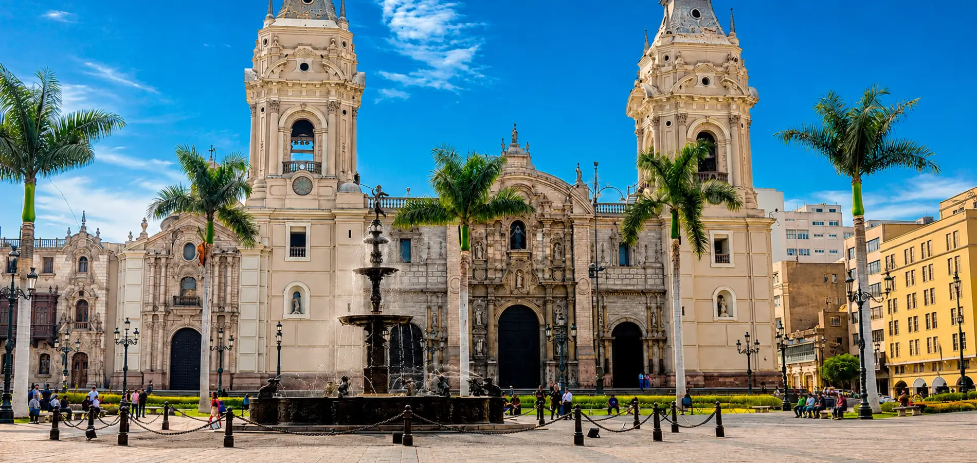 Plaza y edificios históricos del centro de Lima, Perú